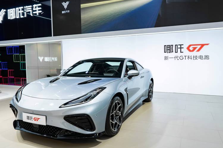 重庆281哪吒汽车在智能汽车领域的表现，领途汽车在新能源汽车市场中的影响力